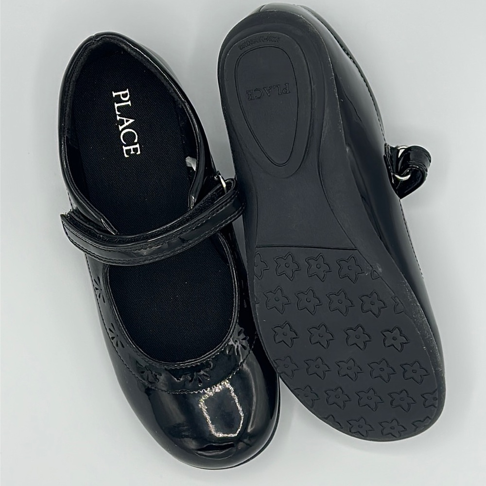 Black patent leather Mary janes in Size 2 by The Children’s Place - Excellent